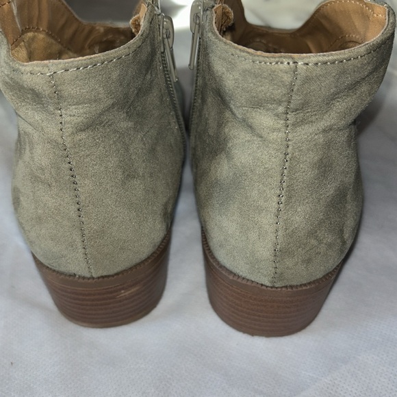 Boots Booties Neutral Gray Tan Soft Faux Suede Slip On Shoes Side Zip Size 8 - Picture 5 of 10